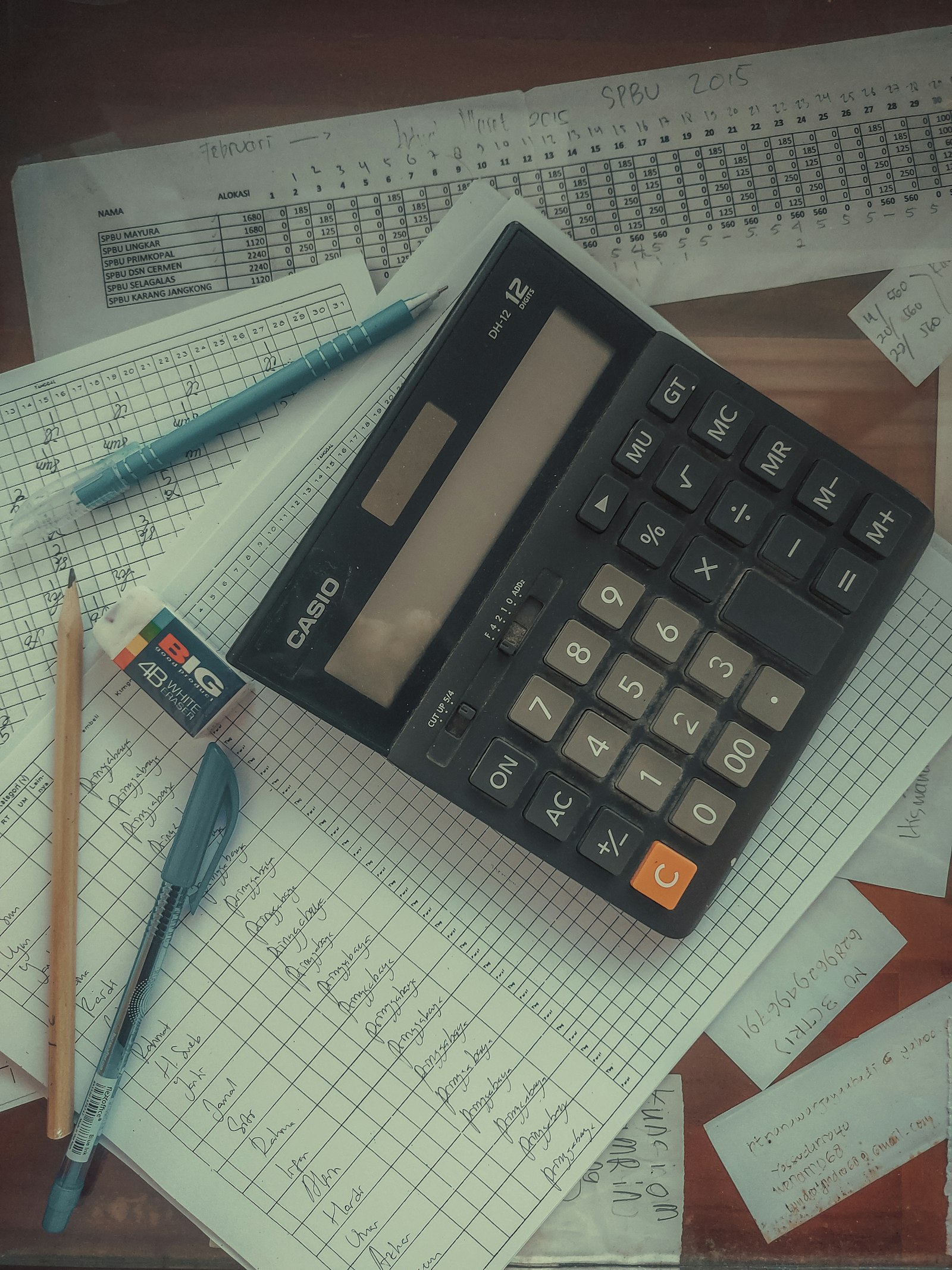 Defter üzerinde hesap makinesi
